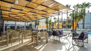 ein Restaurant mit Tischen und Stühlen und einem Pool in der Unterkunft CASTLE PARK HOTEL in Beldibi