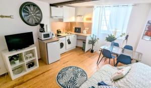 a living room with a kitchen and a dining room at Cosy Planta - 2 lits - Hyper Centre & Clémenceau - 1 parking sous terrain in Pau