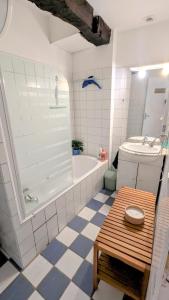 a bathroom with a tub and a toilet and a table at Cosy Planta - 2 lits - Hyper Centre & Clémenceau - 1 parking sous terrain in Pau