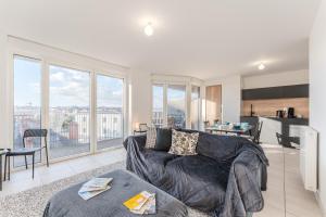 a living room with a couch and a kitchen at Dumbo - Île de Nantes in Nantes