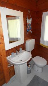 ein Badezimmer mit einem weißen Waschbecken und einer Toilette in der Unterkunft scuderia club house in Susa + 22 Fotos