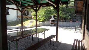 eine Terrasse mit Tisch und Blick auf einen Garten in der Unterkunft scuderia club house in Susa