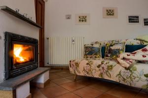 a living room with a couch and a fireplace at Bay Cottage in Verrua Savoia