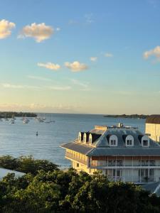 a building with a view of the water and boats at PENTHOUSE SEASIDE 10 MIN port, croisière et aéroport in Pointe-à-Pitre