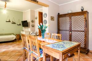 a dining room with a wooden table and chairs at Bay Cottage in Verrua Savoia