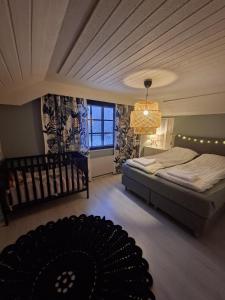 a bedroom with a bed and a chandelier at Villa Juhala in Rovaniemi