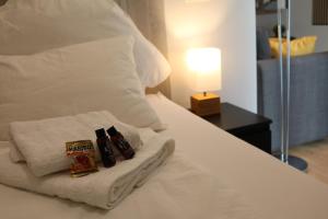 a white bed with two bottles of beer on it at DUTTI'S HOME - 1 Zimmer Apartment, Küche, Self-Check-in, Stellplatz in Ingolstadt