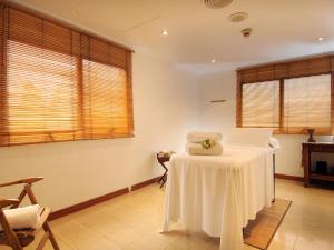 a room with a table and chairs and windows at Windsor Hotel in Córdoba