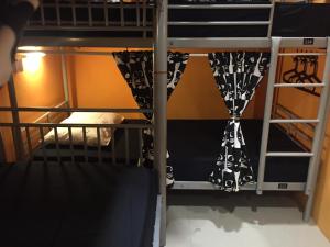 Palanda nebo palandy na pokoji v ubytování CSW Hostel