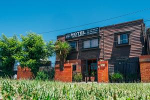 a building with a sign that reads hotel at Hotel de la Costa in Talcahuano