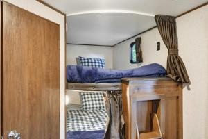 a small bedroom with a bunk bed in a caravan at Perfect camper for your vacation in Ellenton