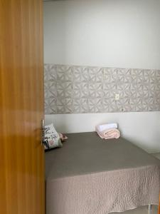 a bedroom with a bed with a gray headboard at Refugio Aconchegante2 in Nova Mutum