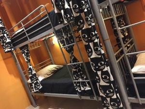 Palanda nebo palandy na pokoji v ubytování CSW Hostel