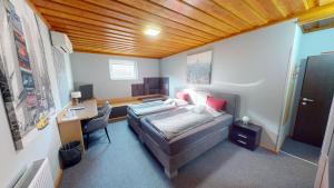 a bedroom with a bed and a desk in it at Moving Rooms in Wimpassing