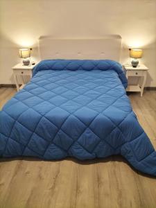 a blue comforter on a bed in a bedroom at Ca l'Agüela -Fontanars dels Alforins in Fontanares