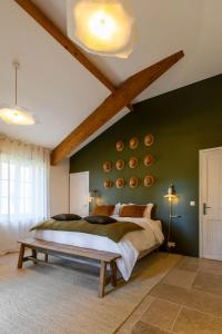 a bedroom with a large bed and a wooden ceiling at Maison Girardine in Rauzan +31 photos