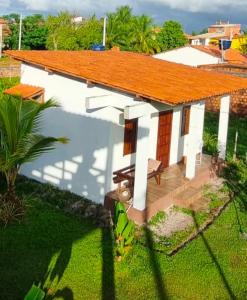 a small white house with a red roof at Boipeba casa de un ambiente in Cairu