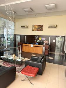 an office lobby with a couch and a table at Studio no Coração do Jardins Moderno e Sofisticado in São Paulo +29 photos