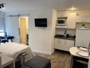 a small apartment with a kitchen and a living room at Studio no Coração do Jardins Moderno e Sofisticado in São Paulo