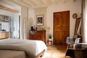 a bedroom with a bed and a desk and a chair at B&B BienViennue in Marcilly-sur-Vienne +93 photos
