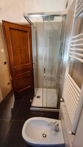 a bathroom with a shower and a toilet and a sink at Casa di Cecco in Stazione di Laterina