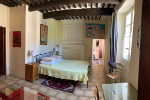 a bedroom with a bed in a room at Belle de Nuit in Oppède