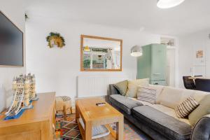 a living room with a couch and a table at Stylish 2 bed Central London in London