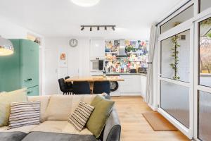 a living room with a couch and a kitchen at Stylish 2 bed Central London in London +22 photos