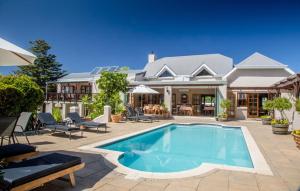 uma casa com piscina em frente a uma casa em Summit Place Guesthouse em Cidade do Cabo