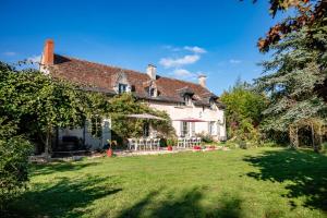 a large white house with a yard at B&B BienViennue in Marcilly-sur-Vienne