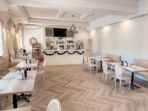 a restaurant with tables and chairs and a bar at Złote Runo - Kameralny hotelik & Restauracja in Karolina