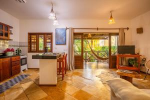 a kitchen and living room with a counter and a table at Apartamento Breezes in Jericoacoara