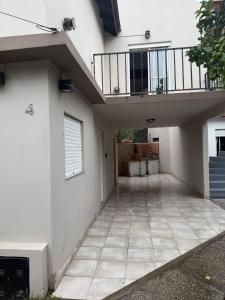 an empty courtyard of a house with a balcony at Duplex 4 con cochera privada y parrilla in San Clemente del Tuyú