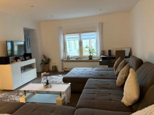 a living room with a couch and a television at Ferienwohnung Melanie 300 Meter zur Therme in Bad Ems