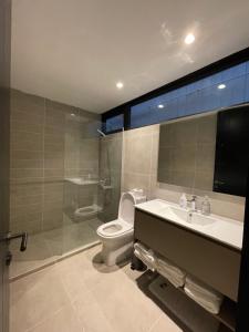 a bathroom with a toilet and a sink and a mirror at Rompe Olas in Maitencillo