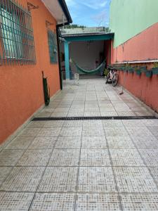 an empty courtyard of a building with a bike parked at Casa Centro de Caraguatatuba in Caraguatatuba
