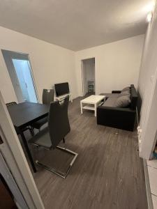 a living room with a table and a couch at Location chambre idéal travailleur étudiant Evry 1 personne in Courcouronnes