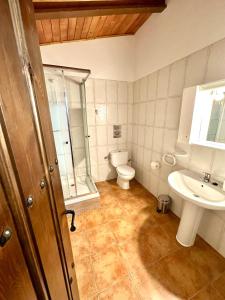 a bathroom with a toilet and a sink at Casa Enry in Alcalá de la Selva +10 photos