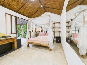 a bedroom with two bunk beds and a piano at Pachamama Bungalows & Surfcamp - Santa Teresa in Carmen