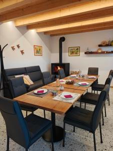 a dining room with a wooden table and chairs at Dalla Afra Agrialloggi in Valdobbiadene
