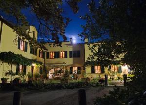 an exterior view of a building at night at La Campana in Impruneta