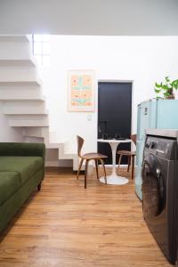 a living room with a green couch and a table at La Casona in Guadalajara