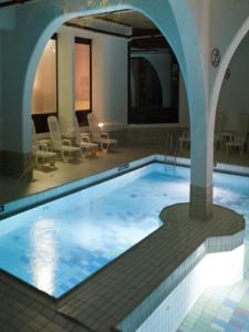 une grande piscine entourée d'une arche dans l'établissement Panorama, à Villars-sur-Ollon