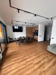 a living room with a table and chairs in it at Cabana Aurora in Topliţa