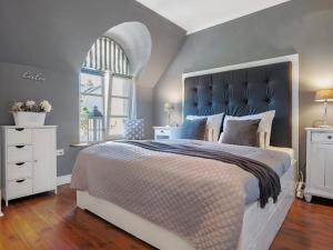 a bedroom with a large bed and a window at Ferienwohnung LA MAISON mit Sauna am See in Neuenkirchen