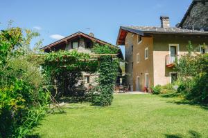 an outside view of a house with a yard at Maison Lo Triolet in Introd