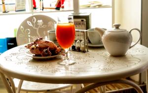 モンテスカリオーゾにあるLa Dimora Del Letterarioの食べ物と飲み物を一皿用意したテーブル