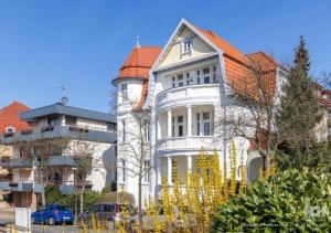a large white house with a red roof at Villa Augusta am Kurpark in Bad Salzuflen