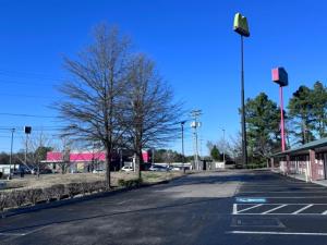 an empty street with a street light on the side at Deerfield inn & Suits in Smyrna