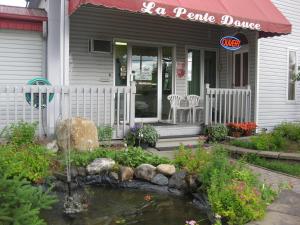 Сад в Motel de la Pente Douce